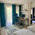 Gemuetliche Und Voll Ausgestatette 2 Am Mit Terrasse, Grill, Schaukel, Doppelbett Oder Getrennte Betten Fusslaeufig Zu S-bahn Nach Muenchen Und See, Ideal Zum Entspannen Aber Auch Zum Arbeiten 아파트 보르흐시