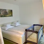 아파트 Gemuetliche Und Voll Ausgestatette 2 Am Mit Terrasse, Grill, Schaukel, Doppelbett Oder Getrennte Betten Fusslaeufig Zu S-bahn Nach Muenchen Und See, Ideal Zum Entspannen Aber Auch Zum Arbeiten *