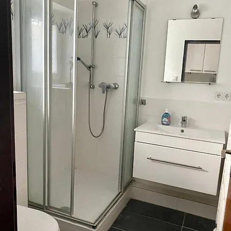 Gemütliche und voll ausgestatette 2 Zimmer Ferienwohnung am Wörthsee mit Terrasse, Grill, Schaukel, Doppelbett oder getrennte Betten fußläufig zu S-Bahn nach München und See, ideal zum Entspannen aber auch zum Arbeiten Worthsee