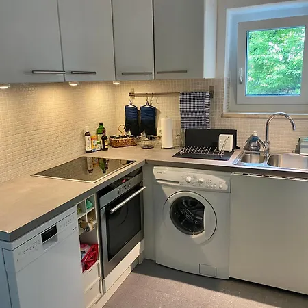 Gemütliche und voll ausgestatette 2 Zimmer Ferienwohnung am Wörthsee mit Terrasse, Grill, Schaukel, Doppelbett oder getrennte Betten fußläufig zu S-Bahn nach München und See, ideal zum Entspannen aber auch zum Arbeiten Apartment