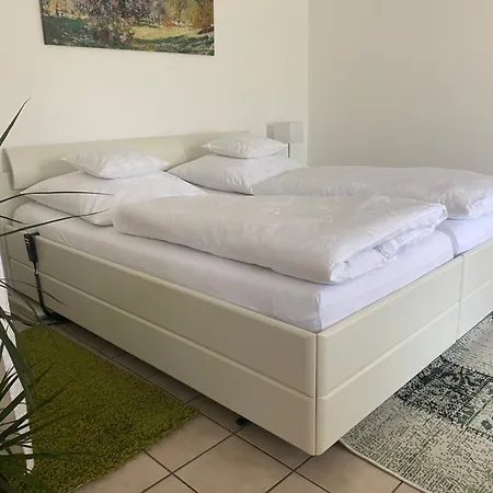 Apartment Gemütliche und voll ausgestatette 2 Zimmer Ferienwohnung am Wörthsee mit Terrasse, Grill, Schaukel, Doppelbett oder getrennte Betten fußläufig zu S-Bahn nach München und See, ideal zum Entspannen aber auch zum Arbeiten *