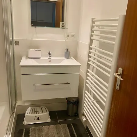 Gemütliche und voll ausgestatette 2 Zimmer Ferienwohnung am Wörthsee mit Terrasse, Grill, Schaukel, Doppelbett oder getrennte Betten fußläufig zu S-Bahn nach München und See, ideal zum Entspannen aber auch zum Arbeiten Apartment *
