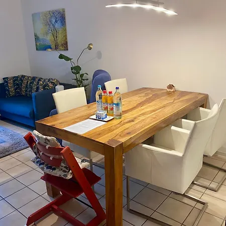 Apartment Gemütliche und voll ausgestatette 2 Zimmer Ferienwohnung am Wörthsee mit Terrasse, Grill, Schaukel, Doppelbett oder getrennte Betten fußläufig zu S-Bahn nach München und See, ideal zum Entspannen aber auch zum Arbeiten