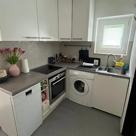 Gemütliche und voll ausgestatette 2 Zimmer Ferienwohnung am Wörthsee mit Terrasse, Grill, Schaukel, Doppelbett oder getrennte Betten fußläufig zu S-Bahn nach München und See, ideal zum Entspannen aber auch zum Arbeiten Apartment